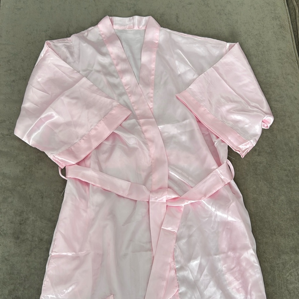 Silky robe with pockets. Belt included. Short sleeve. Color- pink. Size small